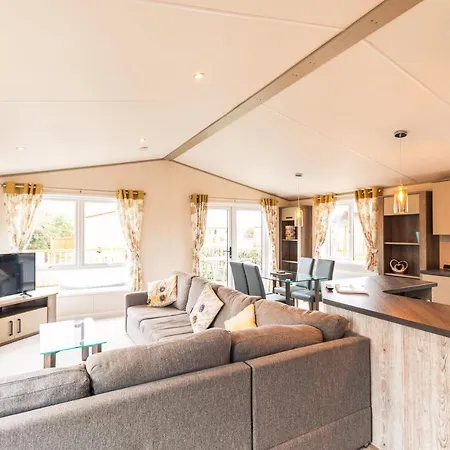 Деревянный коттедж Springwell With Hot Tub Малтон