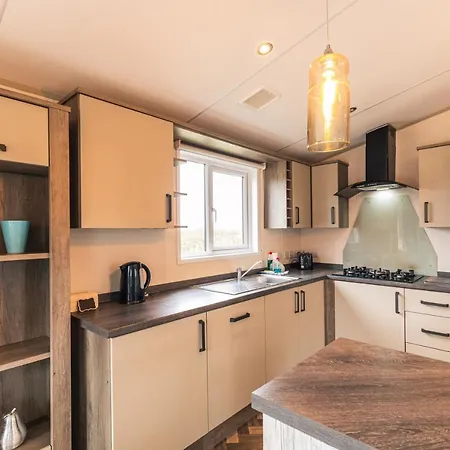 Деревянный коттедж Springwell With Hot Tub Малтон