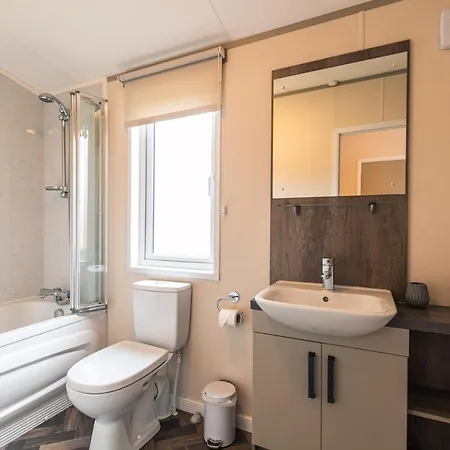 Springwell With Hot Tub Деревянный коттедж *