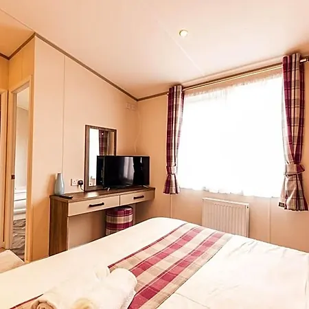 Springwell With Hot Tub Lodge *