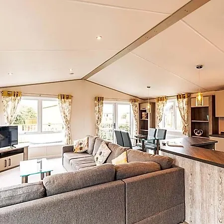 Springwell With Hot Tub Lodge *