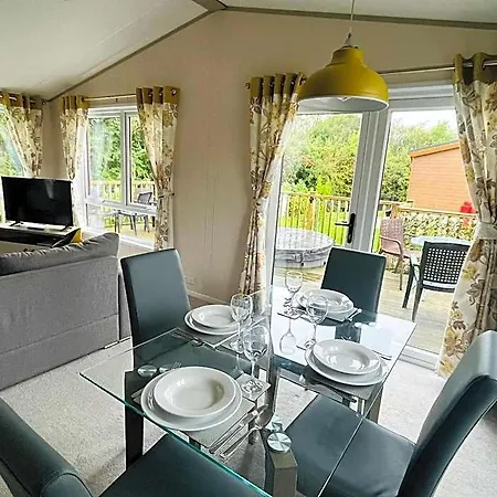 Springwell With Hot Tub Lodge Malton