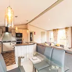 Springwell With Hot Tub Lodge Malton